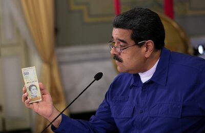 Nicolás Maduro mostra nota de bolívar soberano, moeda que passa a valer na Venezuela nesta segunda-feira (20)