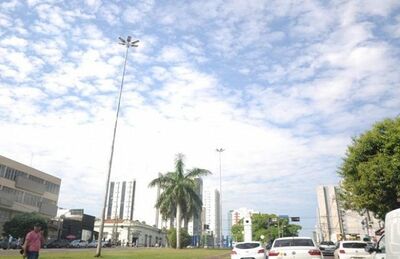 Céu claro com nuvens na tarde desta sexta-feira (31) na avenida Afonso Pena em Campo Grande