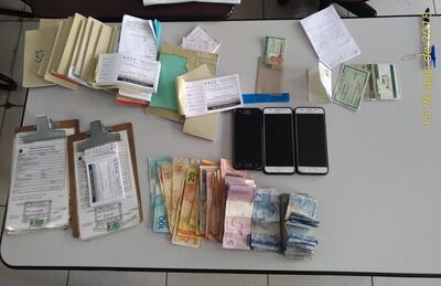 Dinheiro, celulares e outros objetos apreendidos pela Polícia Civil