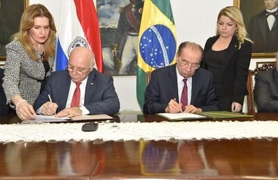 Os ministros das Relações Exteriores do Paraguai, Eladio Loizaga, e do Brasil, Aloysio Nunes, assinaram na terça-feira (14) o acordo para a construção da ponte sobre o rio ApaOs ministros das Relações Exteriores do Paraguai, Eladio Loizaga, e do Brasil, A