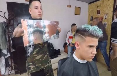 Argentino Gabriel Heredia trabalha como cabeleireiro em Buenos Aires