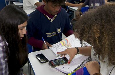 No Brasil, estudantes da rede pública usam celular em sala de aula
