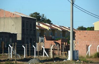 Ao lado de prédios prontos, há os inacabdos e ainda, casas que estão sendo erguidas em área ocupada irregularmente