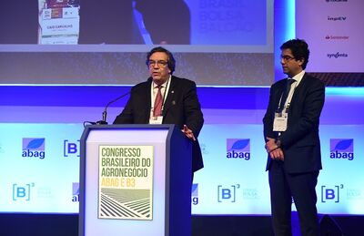 Presidente da Abag, Luiz Carlos Corrêa Carvalho, e diretor da B3, Felipe Paiva, fazem o encerramento do Congresso Brasileiro do Agronegócio