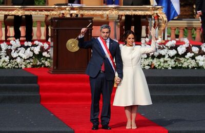 Novo presidente do Paraguai, Mario Abdo Benitez, acena para o público ao lado da primeira-dama, Silvana López Moreira, após ter sido empossado no Palácio Lopez, em Assunção, nesta quarta-feira (15)