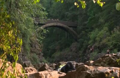 Ponte de onde a jovem foi empurrada