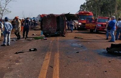 Caminhonete ficou destruída em batida com caminhão betoneira; três pessoas ficaram feridas e rapaz morreu