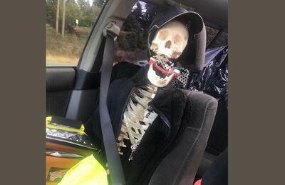 Motorista usa esqueleto de brinquedo para enganar polícia nos EUA