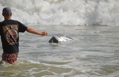 Banhistas tentam pegar carregamento de maconha em praia da Flórida