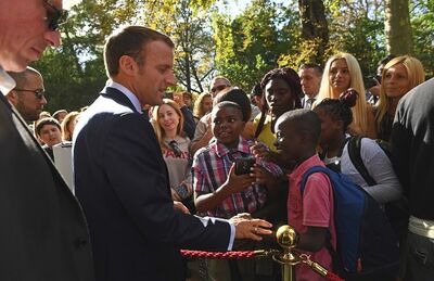 O presidente da França, recebe os visitantes no Palácio Elysée, em Paris