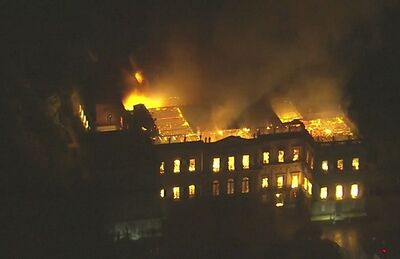 Grande parte do Museu Nacional destruída pelas chamas