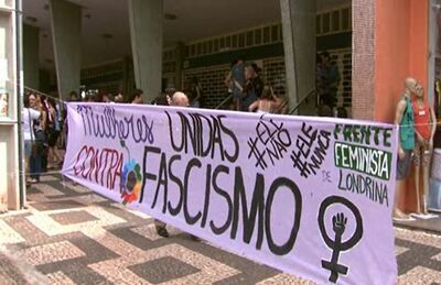 PR - Londrina: Faixa estendida no Centro de Londrina durante protesto contra Bolsonaro