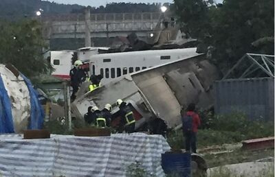 Trem descarrilha em Taiwan, deixando mortos e feridos