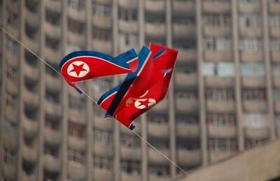 Bandeira norte-coreana em frente a um conjunto residencial em Pyongyang