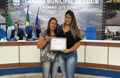 Vereadora Lucia da AAVC e a médica Lorena Rocha, recebendo a Moção de Congratulação.