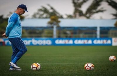 Técnico Mano Menezes na preparação para o segundo duelo com o Boca