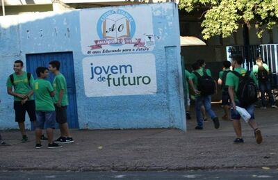 Alunos em frente a escola estadual em Campo Grande