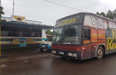 Ônibus usado para transportar maconha parado em frente à base da PMR na MS-156