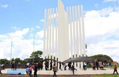 Estudantes e professores penduram faixa preta no símbolo da UFMS