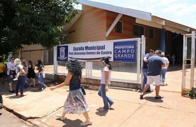 Eleitores em frente a local de votação em Campo Grande.