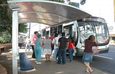 Usuários em ponto de ônibus de Campo Grande. Agetran montará esquema diferenciado de funcionamento.
