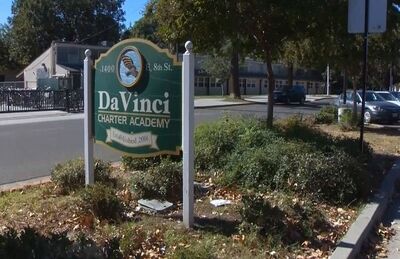 Entrada da escola Da Vinci, em Davis, onde polícia investiga relatos de que alunas levaram biscoitos feitos com cinzas de avó de uma delas