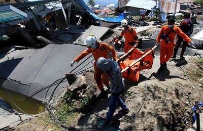 Equipes de resgate procuram sobreviventes nesta segunda-feira (1º) após terremotos e tsunami atingirem a Indonésia