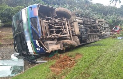 Ônibus que levava crianças tomba em Joinville na tarde de sexta-feira (19)