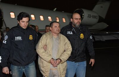 O traficante mexicano 'El Chapo' é escoltado na chegada ao aeroporto de Long Island, nos EUA, após ser deportado, em 19 de janeiro de 2017