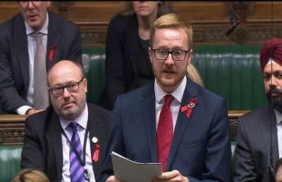 Parlamentar Lloyd Russell-Moyle revela ter o vírus HIV em discurso no Parlamento Britânico