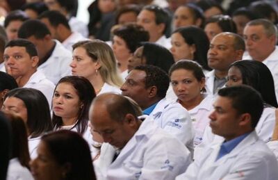 Médicos cerimônia de anúncio da prorrogação da permanência dos médicos brasileiros formados no exterior e estrangeiros no Programa Mais Médicos