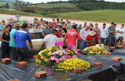 Vítimas do acidente com trio elétrico foram enterradas em Bandeira do Sul