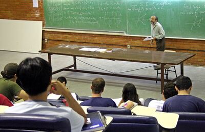 Professor dá aula em sala da Universidade de Brasília