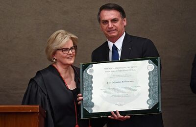 O presidente eleito, Jair Bolsonaro, recebe da presidente do Tribunal Superior Eleitoral, ministra Rosa Weber, o diploma que o habilita a assumir a Presidência