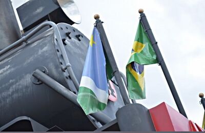 A confusão faz com que a bandeira fique ao contrário em pontos turísticos da cidade, como na locomotiva da Orla Ferroviária.