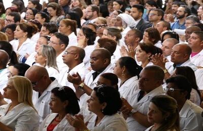 Profissionais do Mais Médicos durante cerimônia comemorativa do programa em Brasília