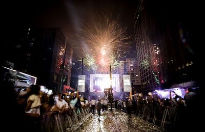 Fogos de artifício e papel picado na virada de ano no palco armado para o Réveillon na Avenida Paulista, zona oeste de São Paulo, entre as ruas Haddock Lobo e Bela Cintra, nesta madrugada, 1.