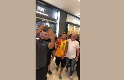 Neymar passeia em shopping de São Paulo