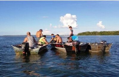 Moradores ajudaram nas buscas por corpos de barco