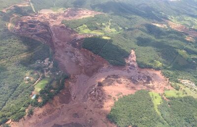 Imagem mostra lama de rompimento de barragem em MG