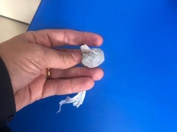 Porção de maconha encontrada em mochila de criança
