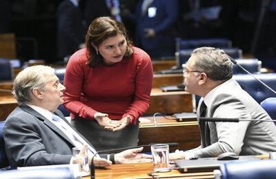 Simone, entre os senadores Tasso Jereissati e Roberto Rocha (PSDB-MA); senadora foi confirmada no comando da CCJ