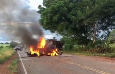 Casal morre carbonizado após bater contra caminhão em Petrolina de Goiás