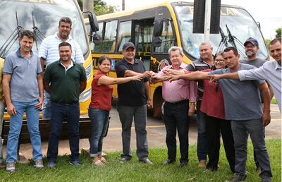Deputado estadual Onevan de Matos entrega um ônibus escolar à Prefeitura de Taquarussu