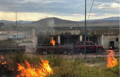 Espaço da guarda venezuelana é incendiado com coquetel molotov na fronteira