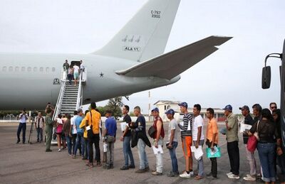 Boa Vista - Refugiados venezuelanos embarcam em avião da Força Aérea Brasileira (FAB) com destino a São Paulo e Cuiabá
