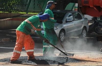 Trabalhadores executam serviço de tapa-buraco em Campo Grande