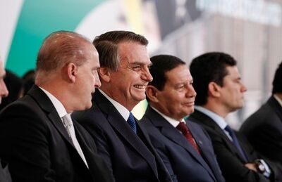 O presidente Jair Bolsonaro ao lado do vice-presidente Hamilton Mourão e dos ministros Onyx Lorenzoni e Sérgio Moro
