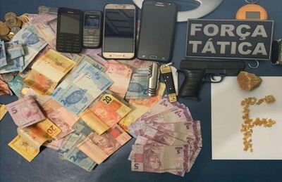 Dinheiro, arma de brinquedo, e droga foram apreendidos pela polícia
