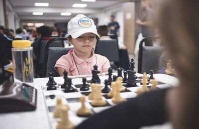 Awara concentrada em partida de xadrez
